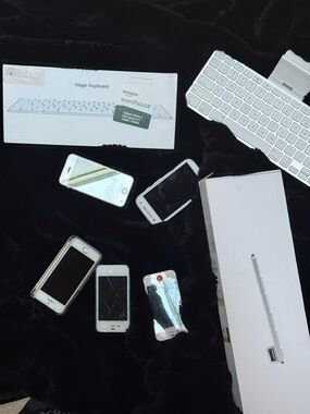 Apple White iPhones Bundle with Accessories